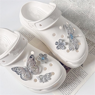 Sølvfarvet Crocs charms sæt med sommerfugl, blomster og guldsmed